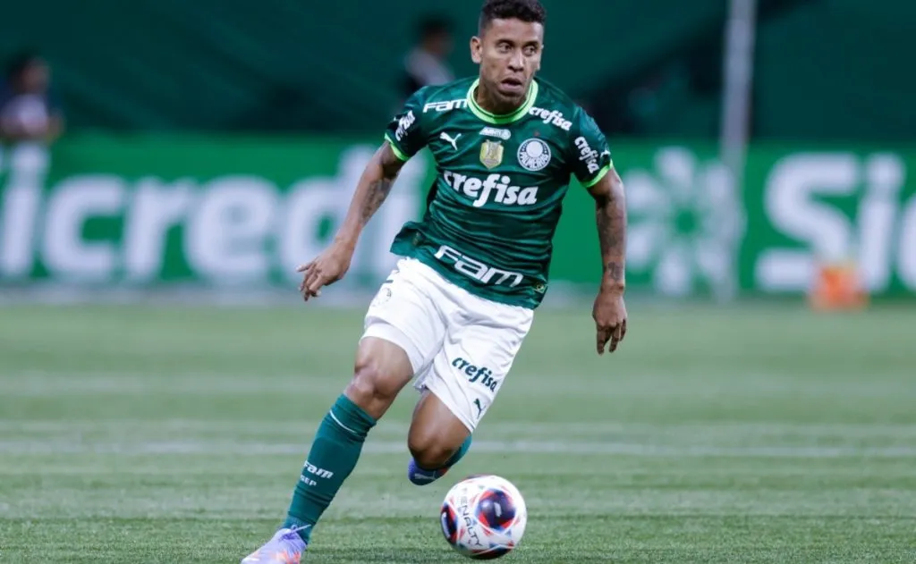 Marcos Rocha em ação pelo Palmeiras.