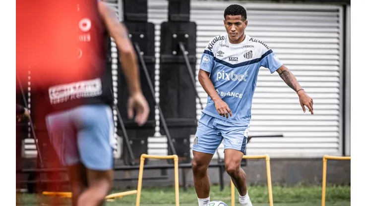 Ângelo surpreende a todos e publica nota oficial sobre negociação com grande clube