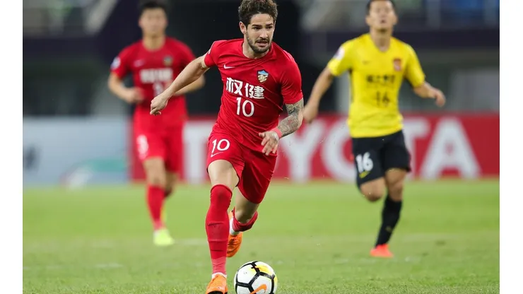 Dirigente de gigante brasileiro 'abre o jogo' sobre a contratação de Alexandre Pato