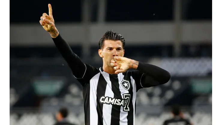 Botafogo quer atravessar negociação do Bahia e manter Cuesta no elenco