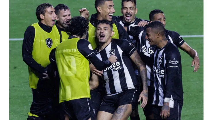 Tiquinho Soares e outros jogadores do Botafogo foram punidos por confusão em clássico contra o Flamengo