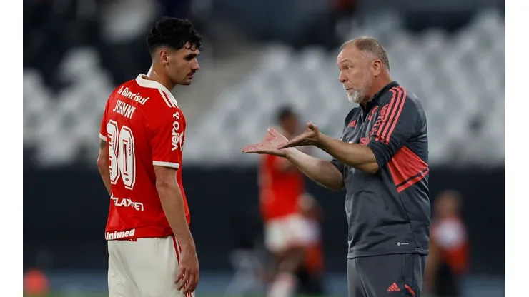 Jonny renovou com o Internacional