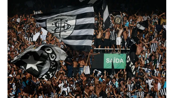 Botafogo entra na disputa com Santos e Vasco e pode trazer reforço de peso para a lateral
