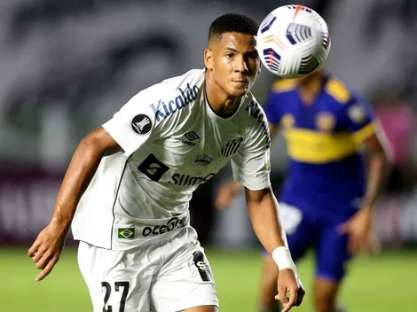 Na mira de duas equipes europeias e com proposta do Flamengo, destaque do Santos tem multa milionária revelada