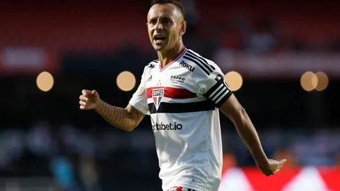 Rafinha sentiu o tornozelo esquerdo em partida contra o Palmeiras