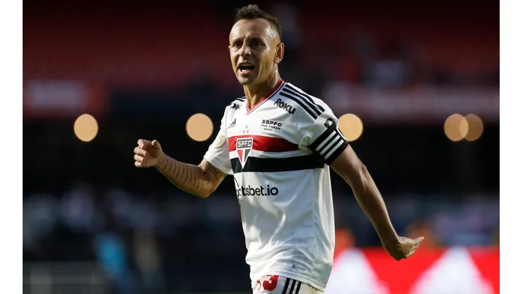Rafinha sentiu o tornozelo esquerdo em partida contra o Palmeiras