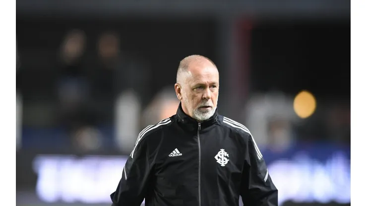 Mano Menezes da 'ok' e Internacional fecha contratação de meio-campista ex-Palmeiras