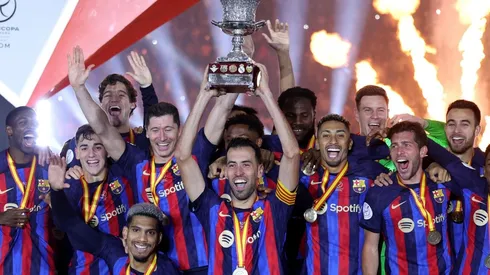 Sergio Busquets levanta a taça da Supercopa da Espanha (Foto: Getty Images)