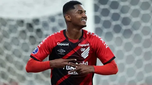 Atlhetico-PR entra na briga com Atlético-MG para contratar lateral