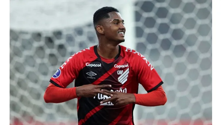 Atlhetico-PR entra na briga com Atlético-MG para contratar lateral