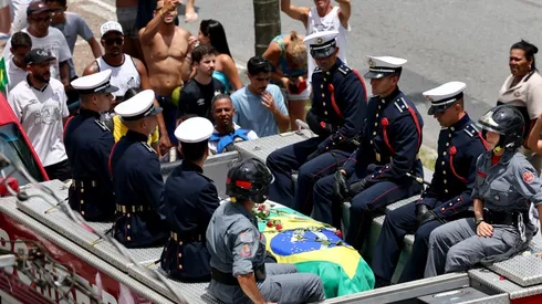 Antes de ser enterrado, corpo de Pelé passou por um cortejo pelas ruas de Santos