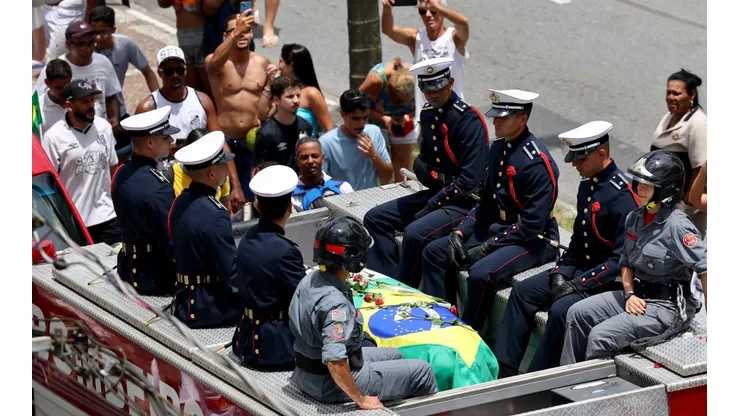 Antes de ser enterrado, corpo de Pelé passou por um cortejo pelas ruas de Santos