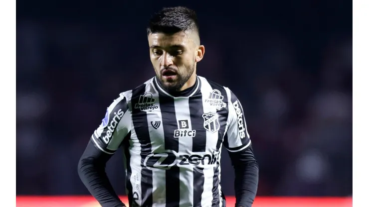 Victor Luís, em campo pelo Ceará (Foto: Getty Images)