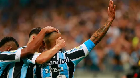 Douglas Costa desabafou e criticou antiga diretoria do Grêmio
