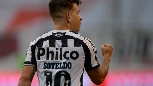 Soteldo é quem veste a camisa 10 de Pelé atualmente (Foto: Getty Images)