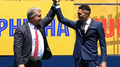 Raphinha durante a apresentação no Barcelona: Brasileiro começa 2023 sob pressão no clube