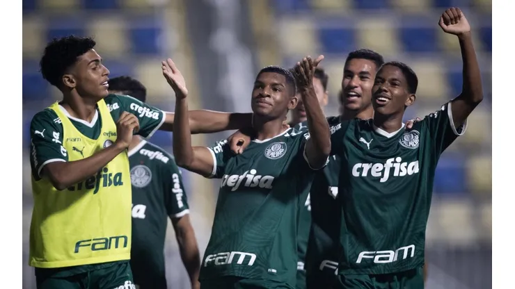 Estevão (dir) é considerado o novo Endrick no Palmeiras