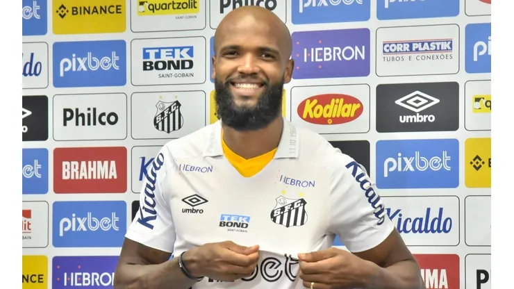 Messias foi apresentado como zagueiro do Santos (Foto: Ivan Storti/Santos FC)
