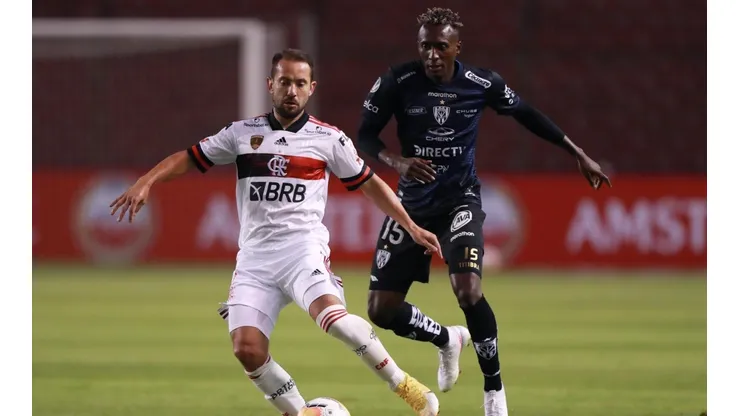 Flamengo e Independiente del Valle, em campo pela Libertadores de 2020 (Foto: Getty Images)