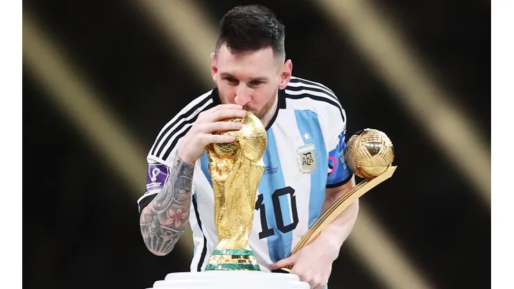 Messi beija a taça da Copa do Mundo (Foto: Getty Images)