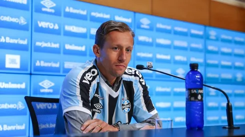 Lucas Leiva foi afastado do Grêmio por alteração no ritmo cardíaco
