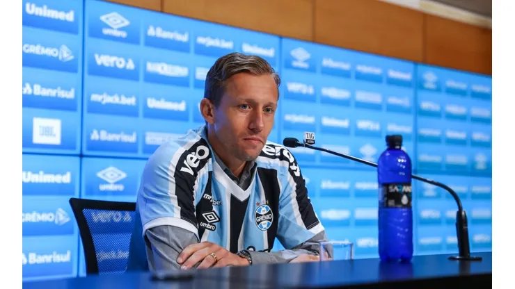 Lucas Leiva foi afastado do Grêmio por alteração no ritmo cardíaco