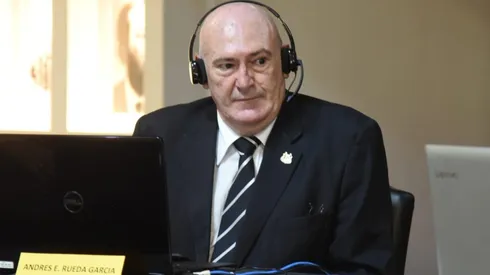Andrés Rueda, presidente do Santos, negocia contratação de meia que está no São Paulo