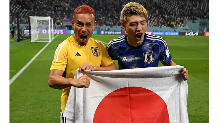 Jogadores do Japão comemoram a classificação para as oitavas de final (Foto: Getty Images)