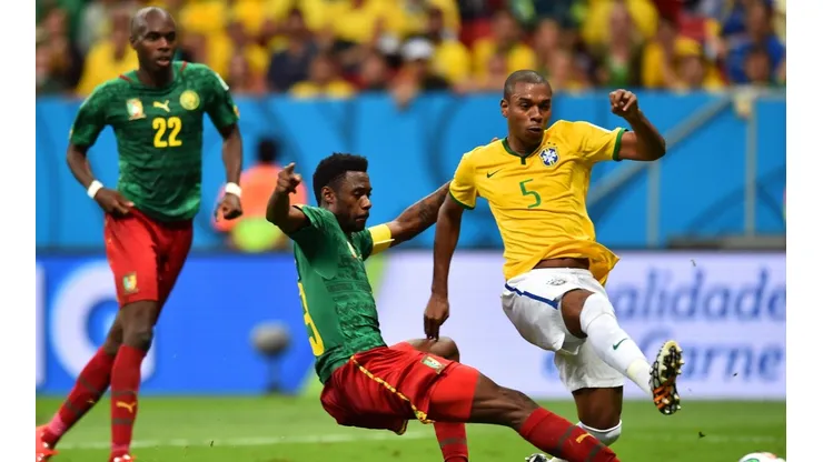 Fernandinho balança as redes diante de Camarões em 2014 (Foto: Getty Images)