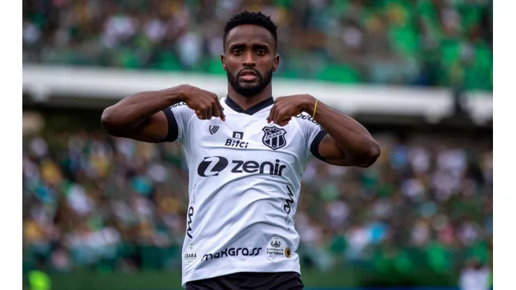 Gigante do Brasileirão fecha a contratação do atacante Mendoza, do Ceará