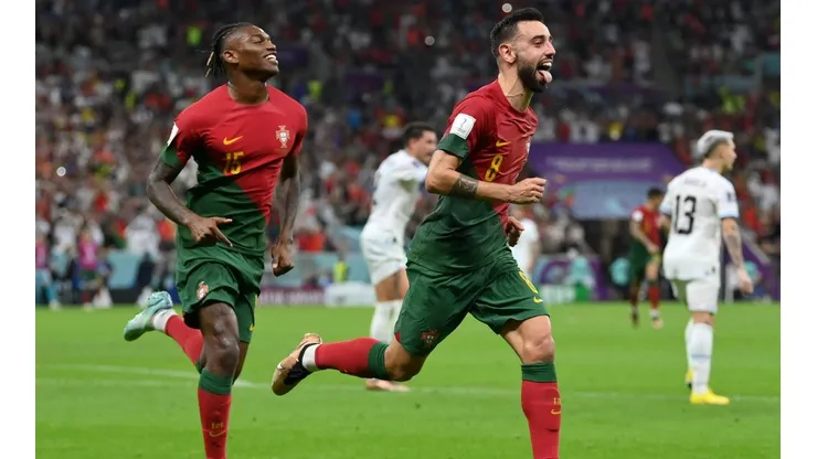 Bruno Fernandes comemora um dos gols marcados diante do Uruguai (Foto: Getty Images)