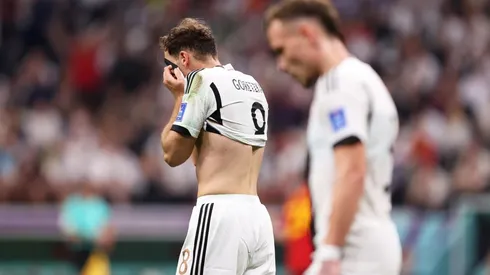 Jogadores alemães lamentam chance perdida diante da Espanha (Foto: Getty Images)