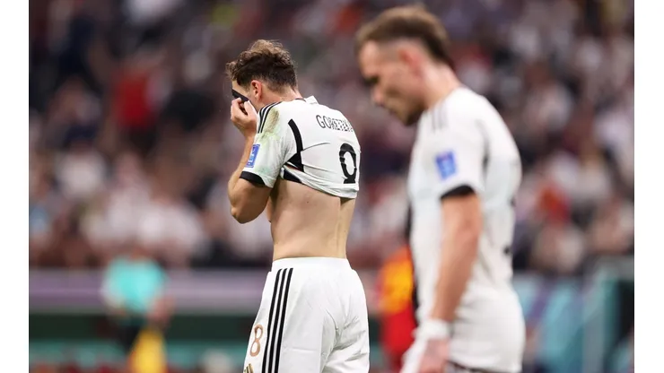 Jogadores alemães lamentam chance perdida diante da Espanha (Foto: Getty Images)