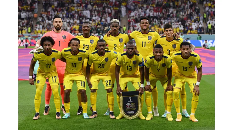 AL KHOR, QATAR - NOVEMBER 20: Ecuador players line up for the team photos prior to the FIFA World Cup Qatar 2022 Group A match between Qatar and Ecuador at Al Bayt Stadium on November 20, 2022 in Al Khor, Qatar. (Photo by Justin Setterfield/Getty Images)