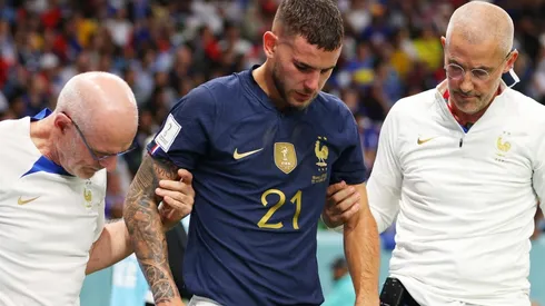 Lucas Hernández deixa o gramado machucado (Foto: Getty Images)