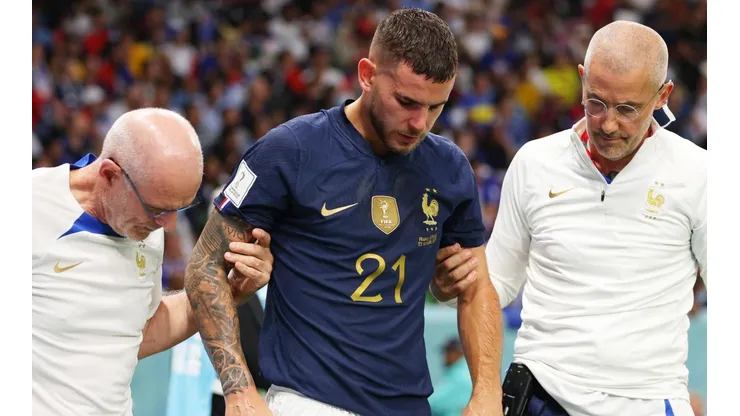 Lucas Hernández deixa o gramado machucado (Foto: Getty Images)