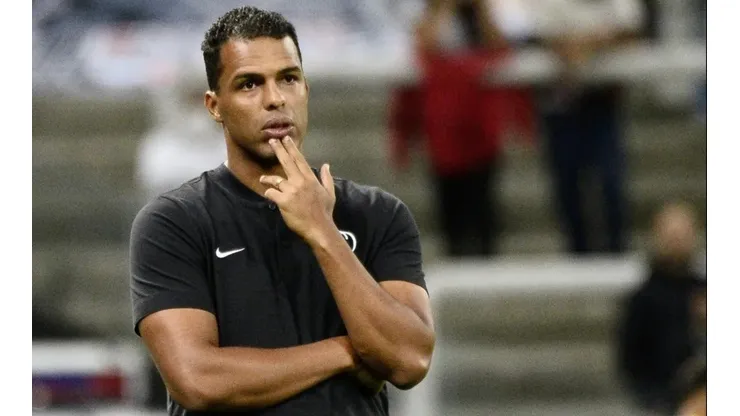 Corinthians pode ter velho conhecido como primeiro 'reforço' da era Fernando Lázaro; torcida critica