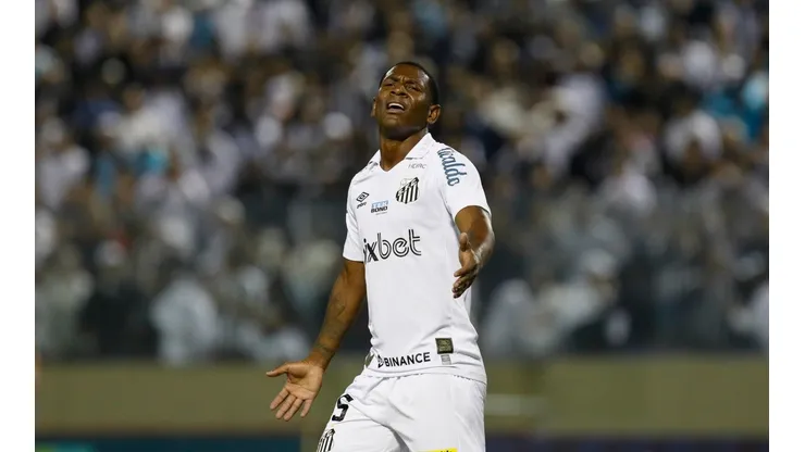 Bryan Angulo não faz parte dos planos do Santos
