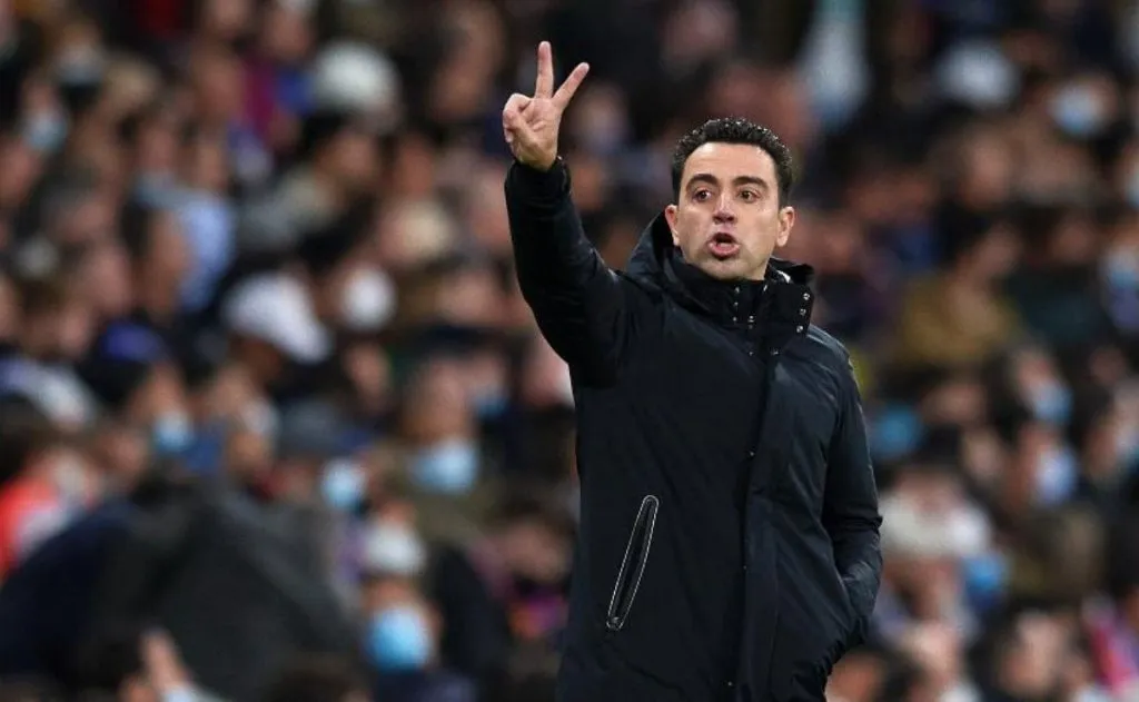 Xavi comandando o Barcelona em jogo da La Liga. Foto: Jose Breton/Pics Action/NurPhoto via Getty Images