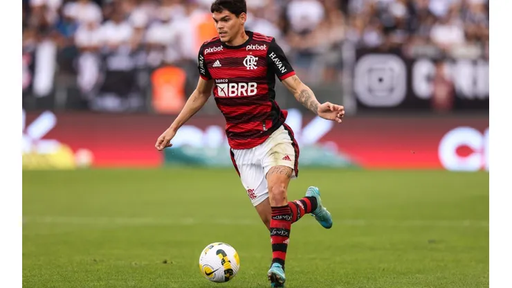 Russos fazem jogo duro para vender Ayrton Lucas ao Flamengo