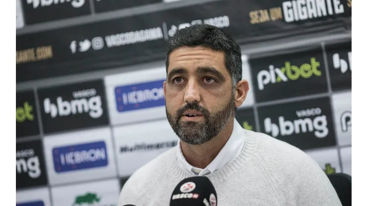 Luiz Mello, CEO do Vasco, próximo de acertar com o volante Júnior Urso