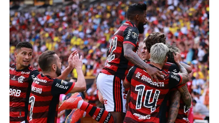 Jogadores do Flamengo comemoram o gol de Gabriel em Guayaquil (Foto: Getty Images)