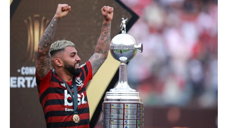 Gabriel Barbosa ao lado da taça da Libertadores (Foto: Getty Images)