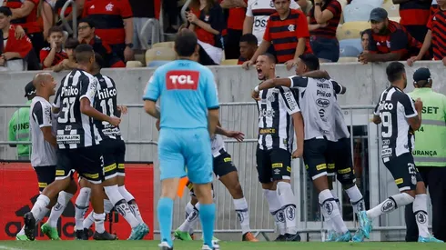 Jogadores do Santos comemoram gol no Maracanã (Foto: Getty Images)
