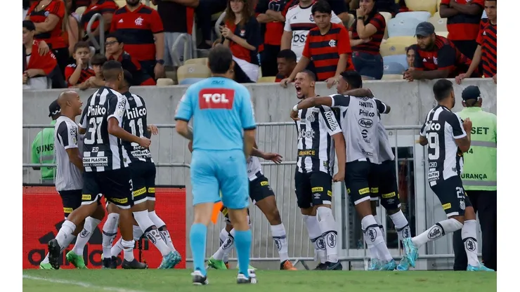 Jogadores do Santos comemoram gol no Maracanã (Foto: Getty Images)