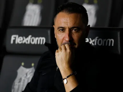 Vítor Pereira, treinador do Corinthians, dá "patada" em jornalista; confira o vídeo