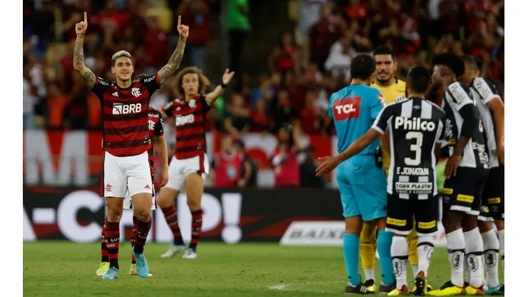 Enquanto Pedro comemora, jogadores do Santos reclamam da arbitragem