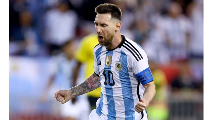 Messi comemora gol com a camisa da seleção argentina (Foto: Getty Images)