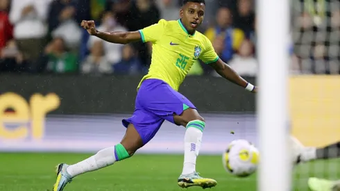 Rodrigo ironiza álbum da copa e se sente confiante para a convocação de Tite