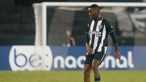 Luís Castro explica motivo para ausência de Patrick de Paula nos jogos do Botafogo (Foto: Vitor Silva/Botafogo)